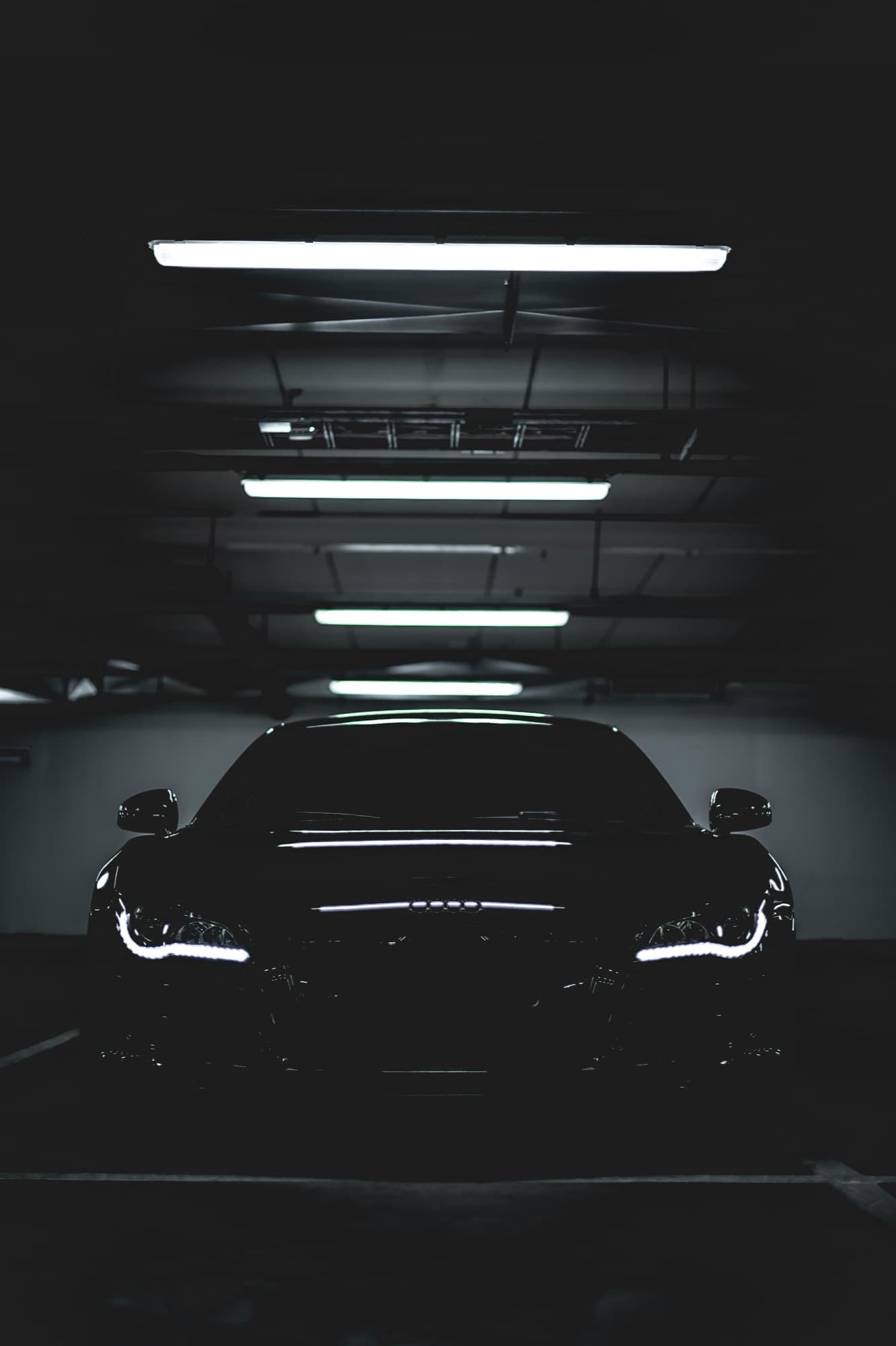 Przód czarnego Audi R8 w ciemnym garażu